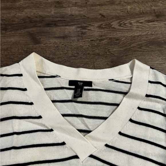 Gap long sleeve v neck sweater size medium - Picture 4 of 4